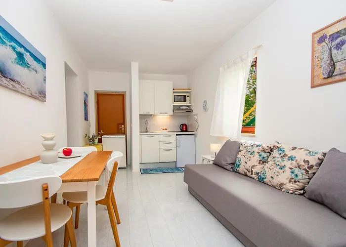 Iva Apartman *